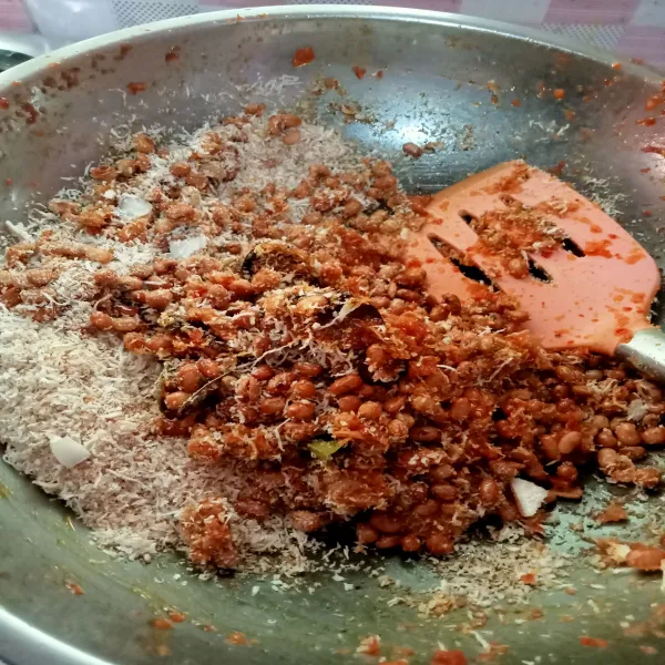 Masukkan kacang kedelai dan kelapa sangrai. Aduk-aduk hingga tercampur rata dengan bumbu, sajikan.