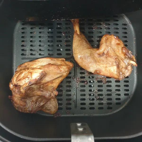 Panggang ayam di dalam air fryer selama 10 menit dengan suhu 200 derajat celcius.