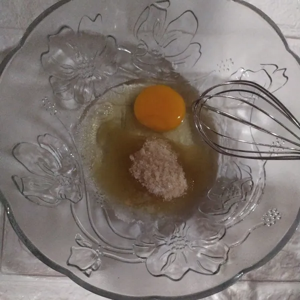 Dalam wadah, kocok telur, gula pasir dan garam.