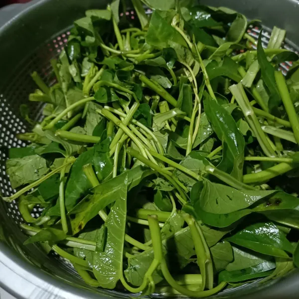 Bersihkan kangkung yang sudah di potong-potong.