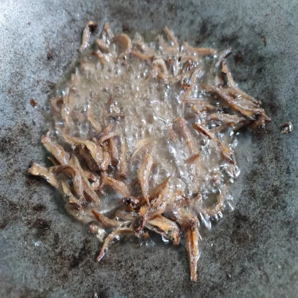 Selanjutkan goreng ikan teri dengan api kecil hingga kering. Angkat, tiriskan minyak.