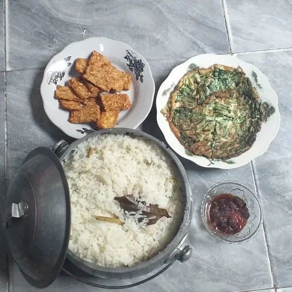 Sajikan dengan sambal merah serta sambal tumis pare.