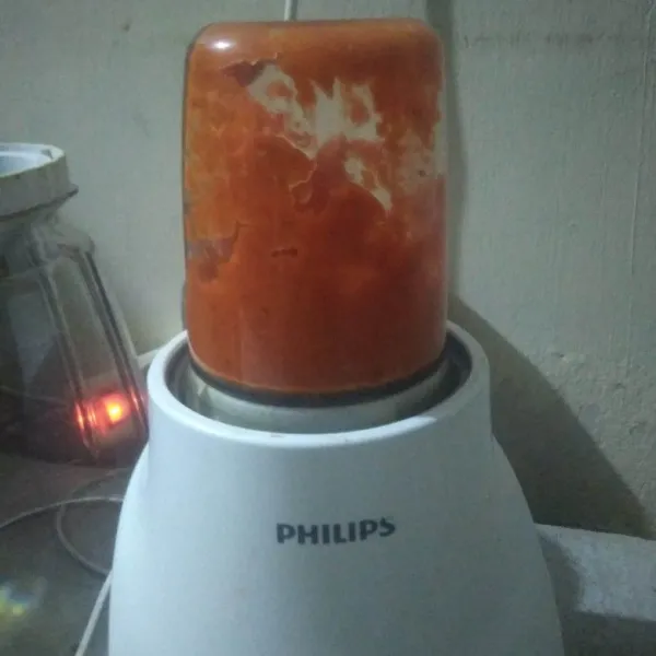 Blender semua bahan bumbu halus.