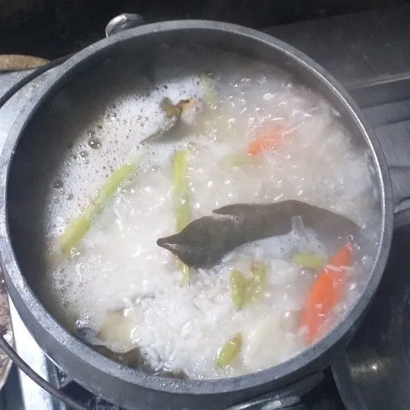 Masak hingga matang, saya menggunakan panci liwet. Bisa juga dengan ricecooker.