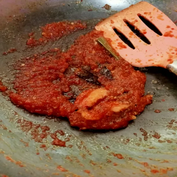 Tumis bumbu halus dengan salam, daun jeruk, dan lengkuas hingga harum dan bumbu tanak. Beri gula, garam, dan kaldu, aduk rata.