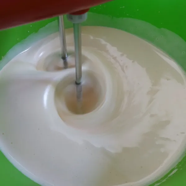 Mixer dengan kecepatan tinggi gula, telur dan SP sampai mengembang dan kental berjejak.