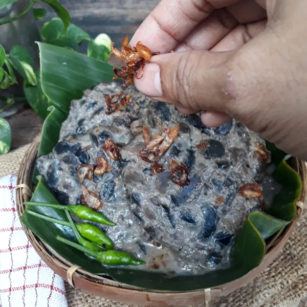 Sendokkan tempe benguk di atas piring saji lalu taburi bawang merah goreng dan lengkapi dengan cabe rawit hijau.