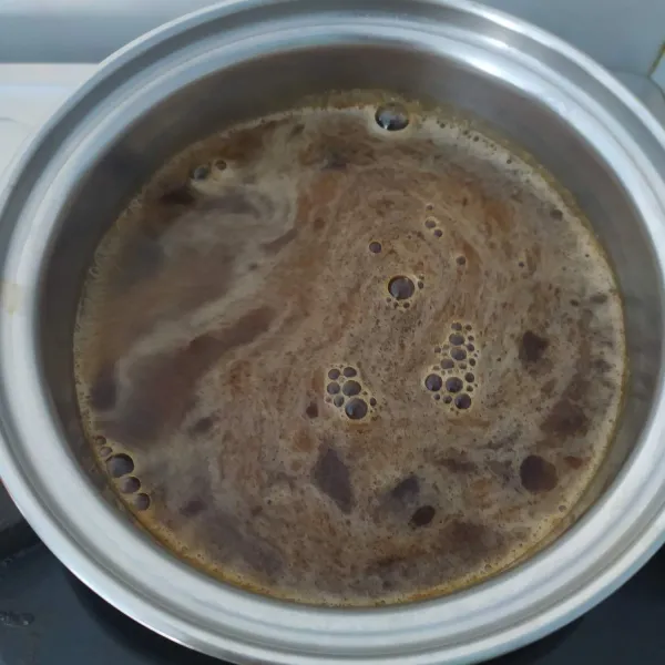 Tuang satu bagian air kopi, tambahkan 250ml air dan jelly bubuk. Kemudian masak hingga mendidih.