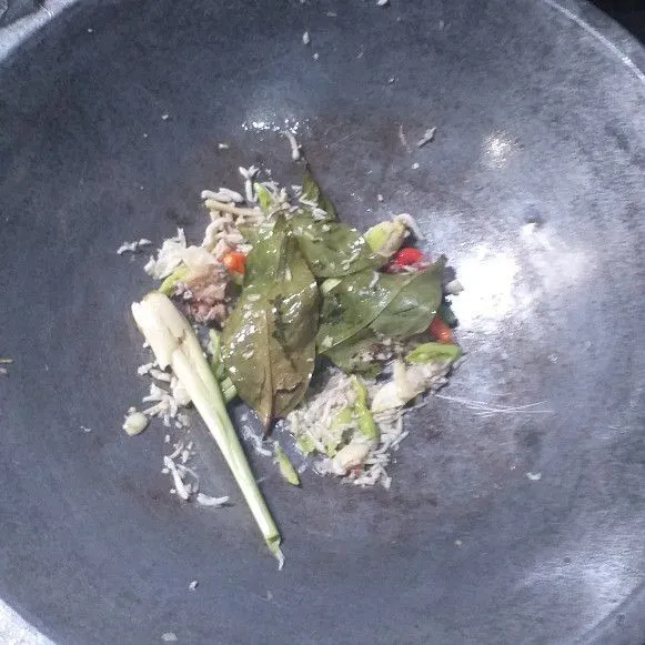 Tumis semua bumbu serta teri medan hingga harum.