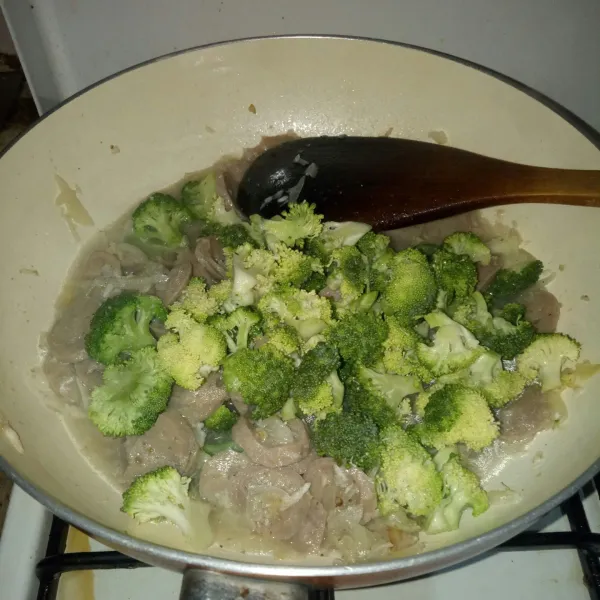Masukkan brokoli, masak hingga setengah matang.