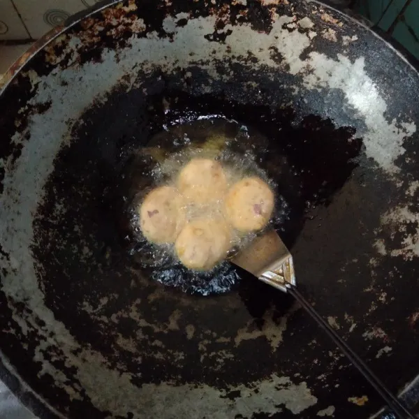 Panaskan minyak goreng, goreng tempe sedikit sedikit jangan di bolak-balik biar tidak pecah.