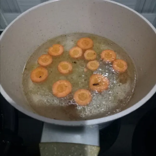 Tambahkan air dan wortel. Biarkan mendidih dan wortel agak lembut.