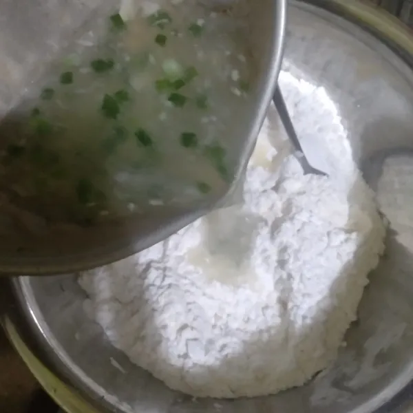 Tuangkan kaldu ke dalam tepung sampai menjadi adonan yang bisa di pulung.