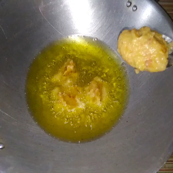 Panaskan minyak, masukkan adonan satu demi satu sendok kedalam minyak. Goreng hingga berwarna kuning keemasan. Angkat dan tiriskan.