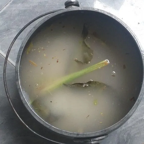 Cuci bersih beras, tambahkan air, lebihkan sedikit dari takaran biasa. Masukkan tumisan, aduk rata.