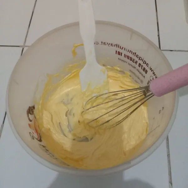 Kocok butter dengan whisk hingga lembut dan creamy.