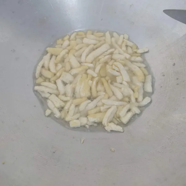 Panaskan minyak, goreng tahu hingga matang.