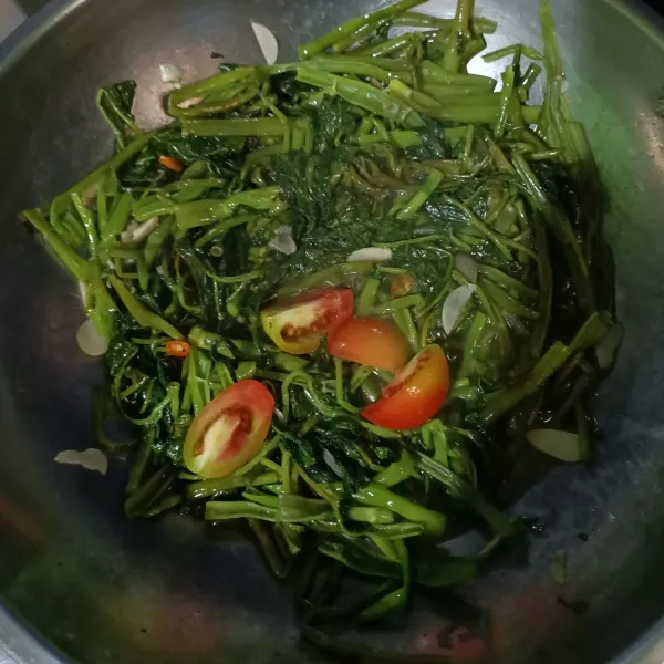Masukan tomat, aduk sebentar dan koreksi rasa.