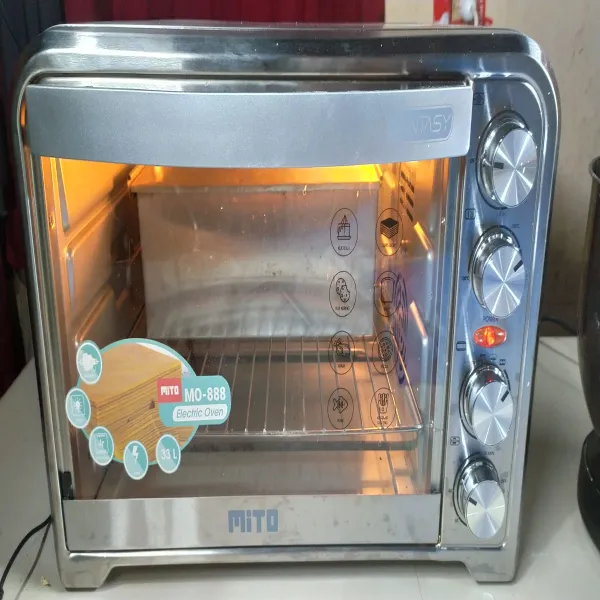 10 menit sebelum siap ngoven, panaskan oven di suhu 220 derajat.