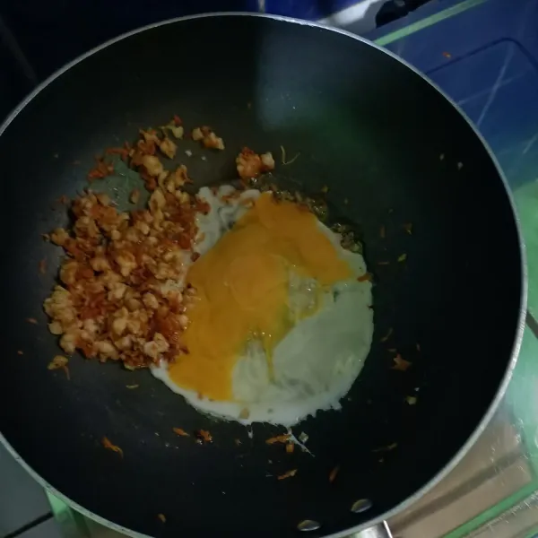 Masukkan 1 sdm minyak, lalu masukan telur ayam, aduk rata.
