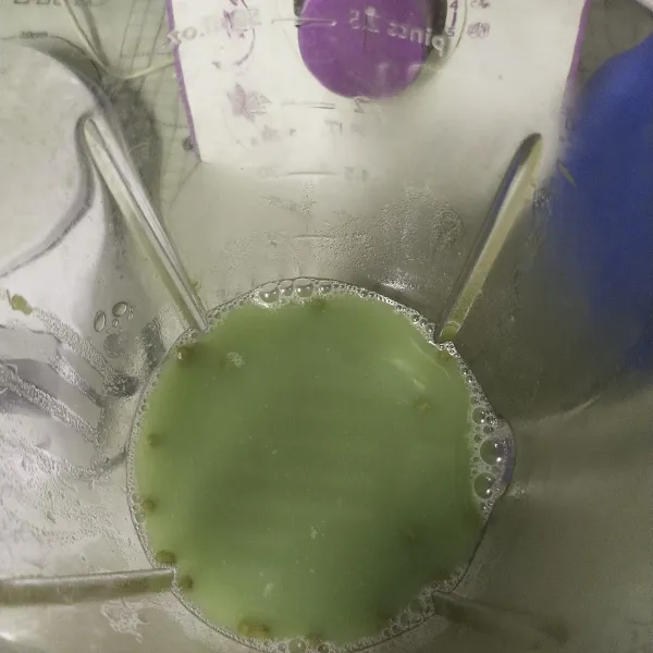 Setelah kacang hijau sudah dingin, kemudian haluskan.