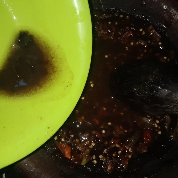 Tambahkan asam jawa yang sudah dilarutkan dengan air hangat.
