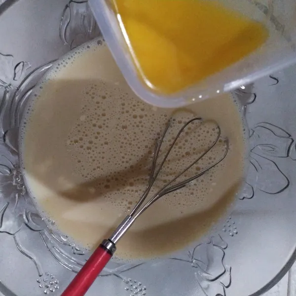 Tambahkan margarin cair, aduk hingga tercampur rata.
