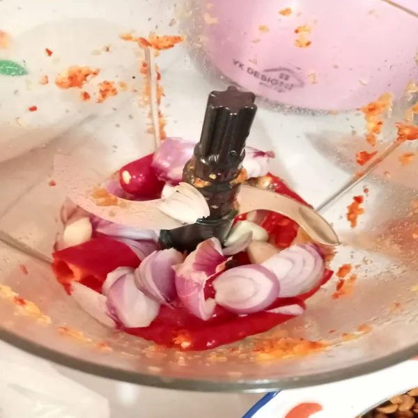 Blender bumbu hingga halus.