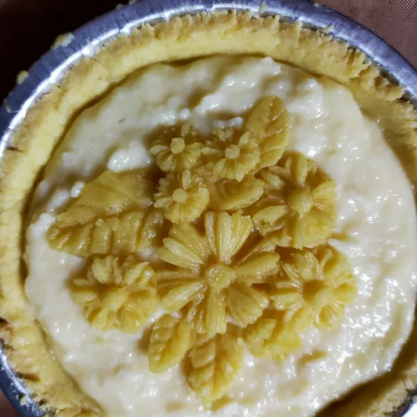 Masukkan isian ke dalam kulit pie lalu beri hiasan dengan kulit pie sesuai selera.