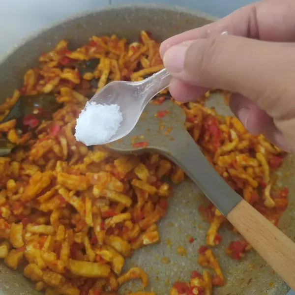 Bumbui dengan garam, gula, merica dan kaldu jamur. Koreksi rasa. Masak hingga bumbu meresap. Sajikan.