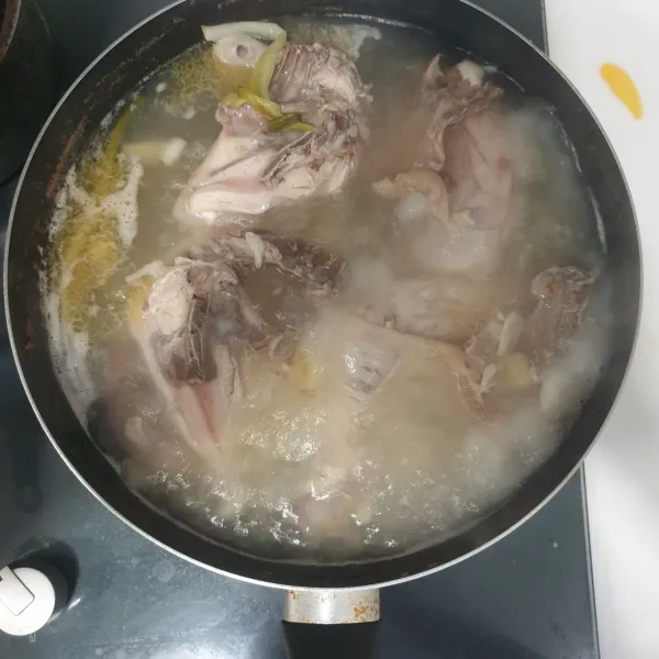 Setelah mendidih, masukkan ayam dan rebus selama 20 menit.