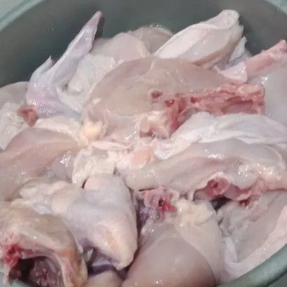 potong ayam menjadi 10 bagian lumuri dengan air jeruk nipis diamkan sebentar dan bilas hingga bersih.