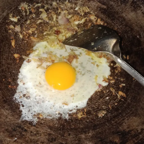 Tumis bumbu hingga matang lalu tambahkan telur dan orak-arik.