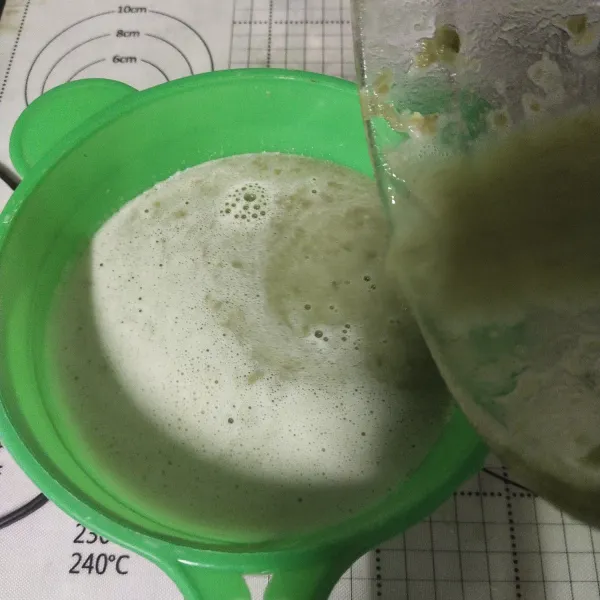 Setelah dihaluskan, saring sari kacang hijau.