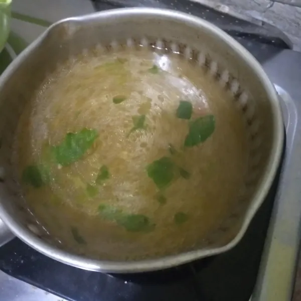 Tumis dengan sedikit minyak sampai harum dan matang lalu tambahkan air dan bumbu penyedapnya.