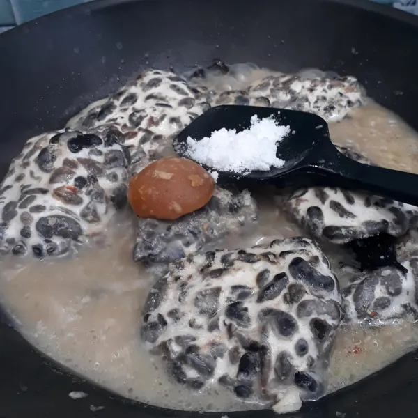 Tambahkan air, garam dan gul merah lalu aduk rata. Didihkan lalu tutup wajan. Masak dengan api kecil hingga tempe benguk lunak dan bumbu meresap.