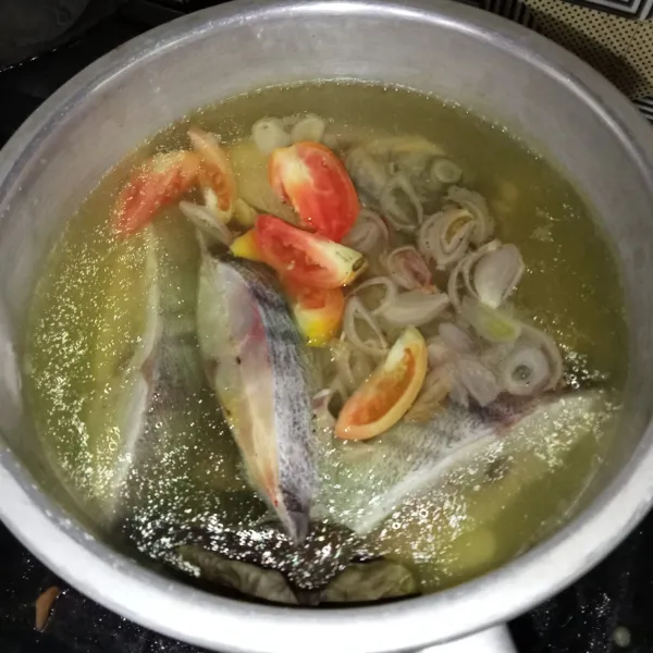 Setelah mendidih masukkan ikan, tomat dan cabai.
