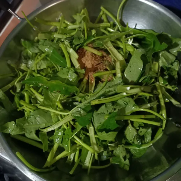 Masukan, garam, gula pasir dan kaldu jamur, aduk rata.
