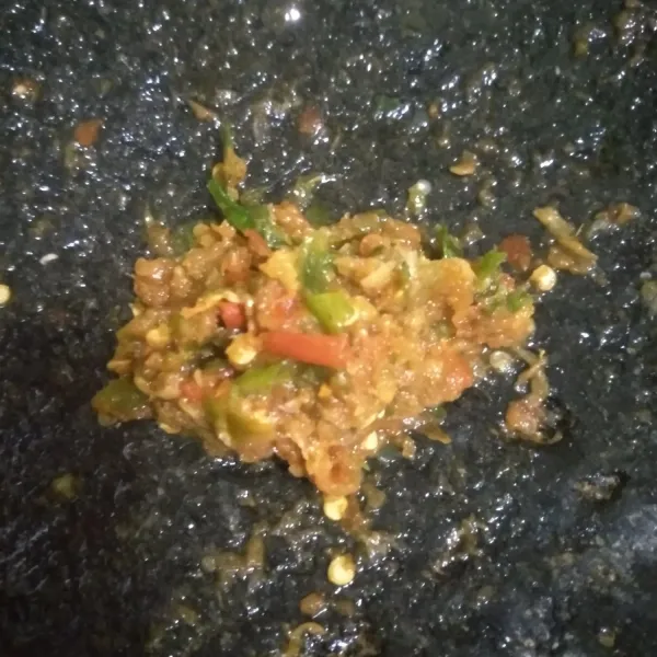 Selanjutnya membuat kuah : haluskan bumbu kuah.