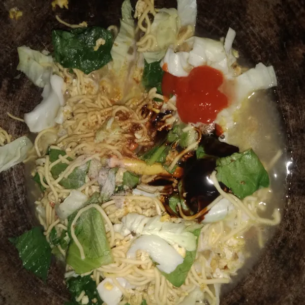 Tambahkan air, garam, kaldu bubuk, kecap dan saos, aduk rata.