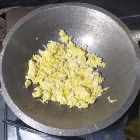 Orak-arik telur dengan sedikit minyak, sisihkan.