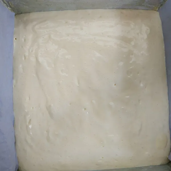 Tuang adonan kedalam loyang ukuran 22x22 cm yang telah diolesi margarin dan alasi dengan baking paper. Masukkan kedalam oven yang sebelumnya telah dipanaskan terlebih dahulu. Panggang sampai matang.