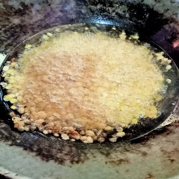 Panaskan minyak kemudian goreng kacang kedelai hingga kecoklatan.