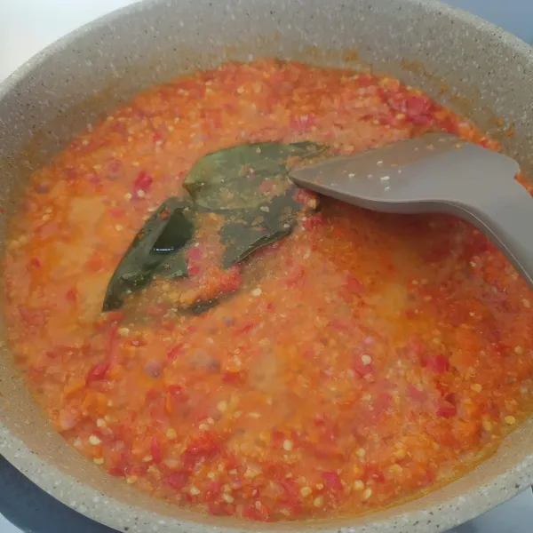 Uleg/ blender bumbu halus. Kemudian tumis bersama daun salam hingga matang.