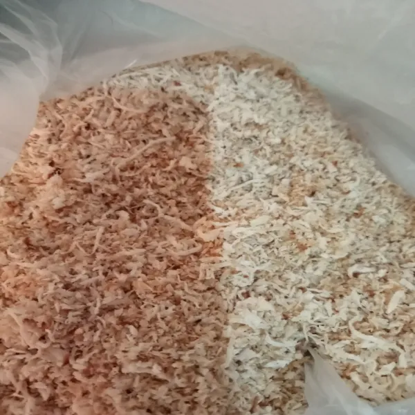 Sangrai kelapa menggunakan api kecil hingga berwarna kecoklatan, setelah matang angkat dan sisihkan.