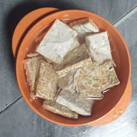 Siapkan bahan tambahan tempe, rendam agak lama kemudian goreng hingga matang.