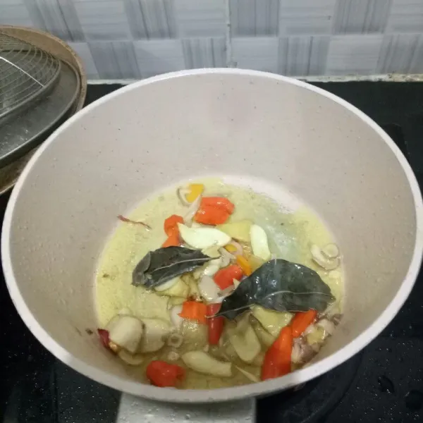 Tumis bumbu iris sampai harum.