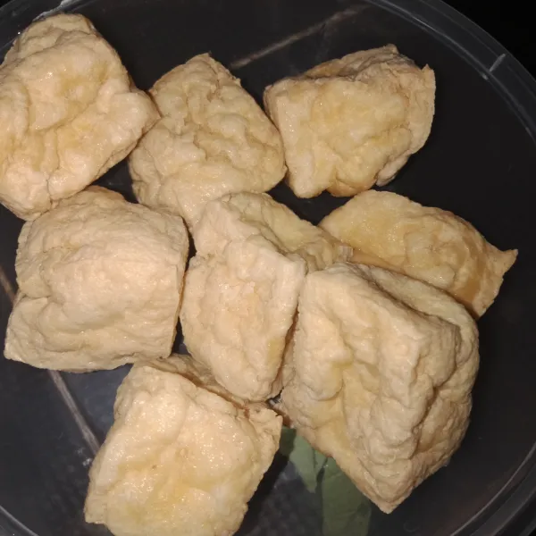 Siapkan tahu yang sudah digoreng kering.