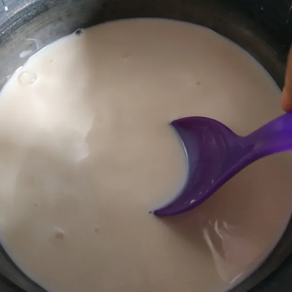 Masak susu cair kental manis, gula, larutan maizena hingga mengental dan meletup-letup.