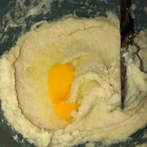 Tambahkan 1 butir telur lalu aduk kembali hingga tercampur dan kalis.